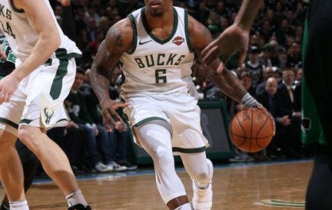 壹号- 踢中场穿什么足球鞋 