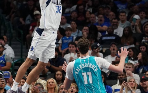 壹号-浓眉哥在独行侠比赛中高光表现，战术调整引发热议！的简单介绍