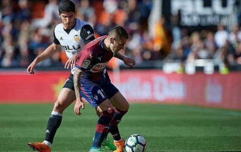 壹号娱乐-转会期德国杯传出新动向；比利亚雷亚尔防线松动；管理层表态：态度坚定；身体对抗强度拉满的简单介绍